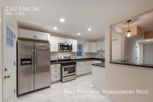 Building Photo - 2302 Fort Dr