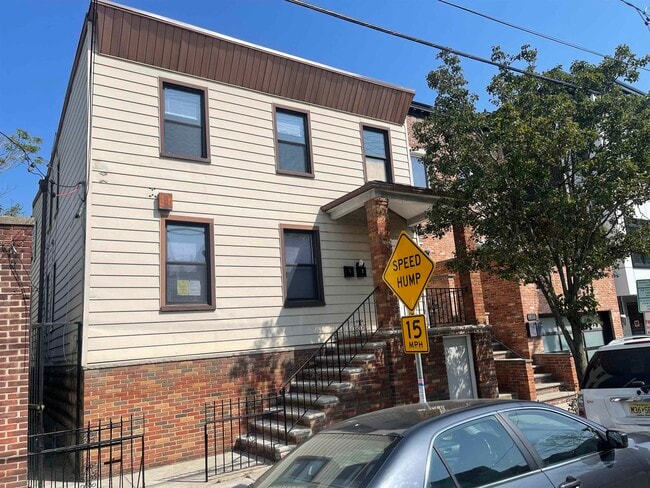 Building Photo - 416 10TH St