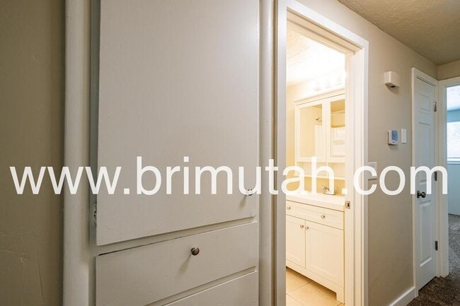 Building Photo - 2393 E 3000 S
