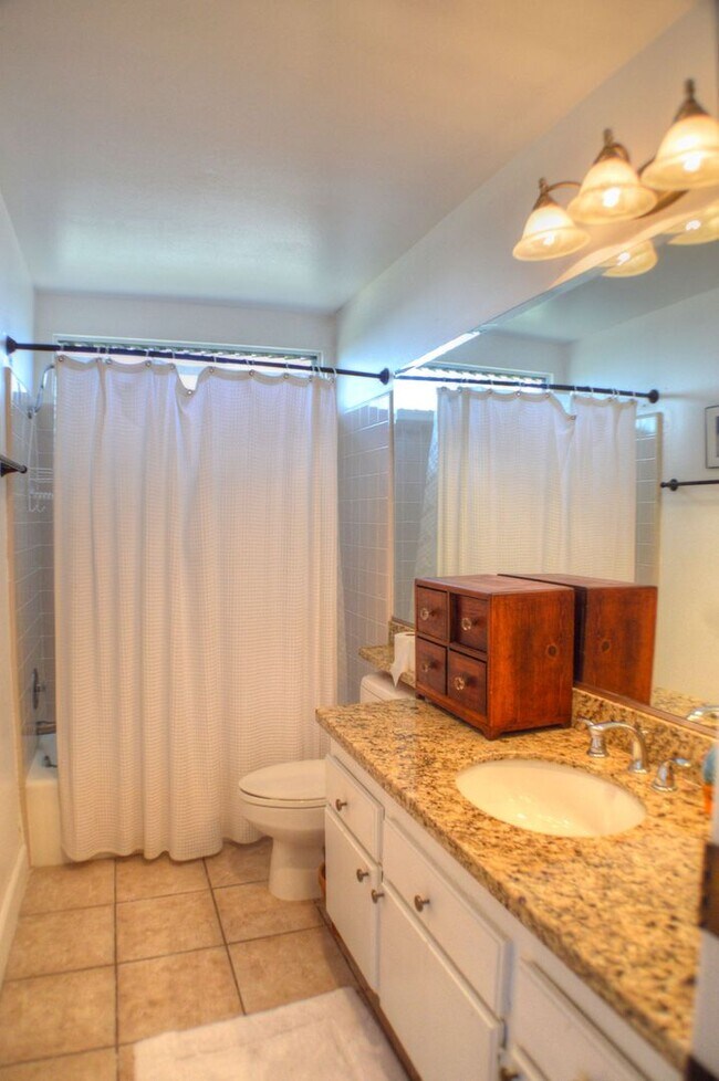 Building Photo - Panoramic ocean view from this 2 bedroom condo up on the hills of San Clemente