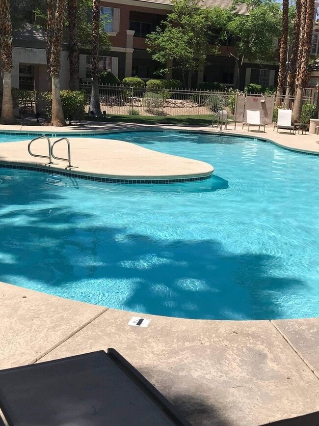 Building Photo - 3 bed, 2 bath, 2 car garage townhouse for ...