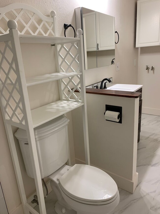 Building Photo - 2 Bdrm 1 Ba | Baxter & Northern Lights are...