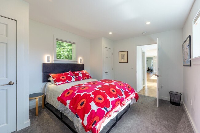 Building Photo - 5 month lease- Fully Furnished One bedroom...
