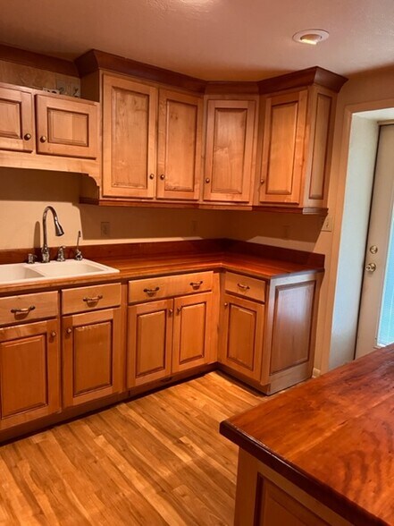 Building Photo - 820 Bartsch Ln