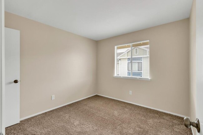 Building Photo - Updated 3 Bed 1.5 Bath Townhome