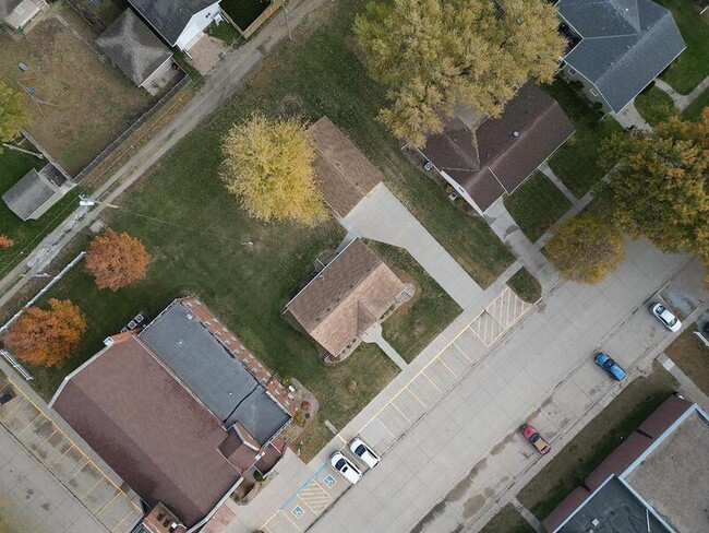 Building Photo - 405 E 5th St