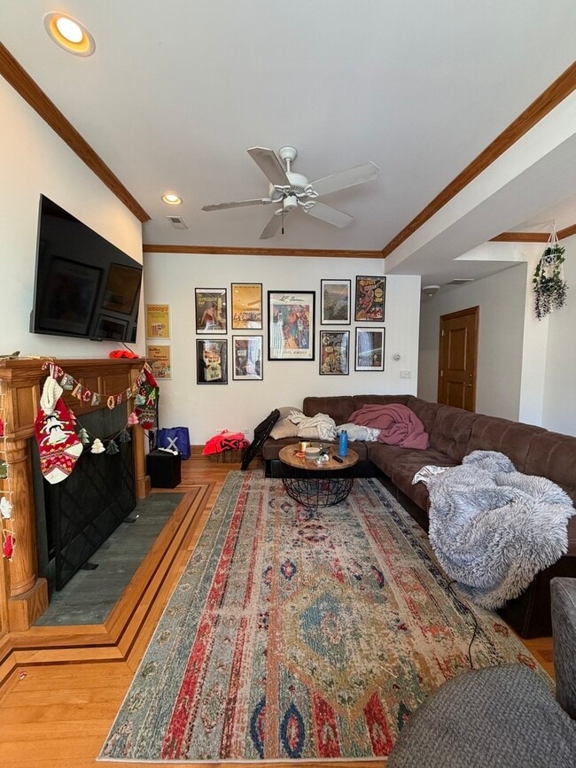 Building Photo - 3734 N Sheffield Ave