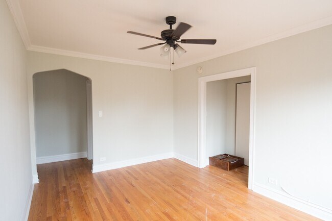 Building Photo - 4742 N Hermitage Ave