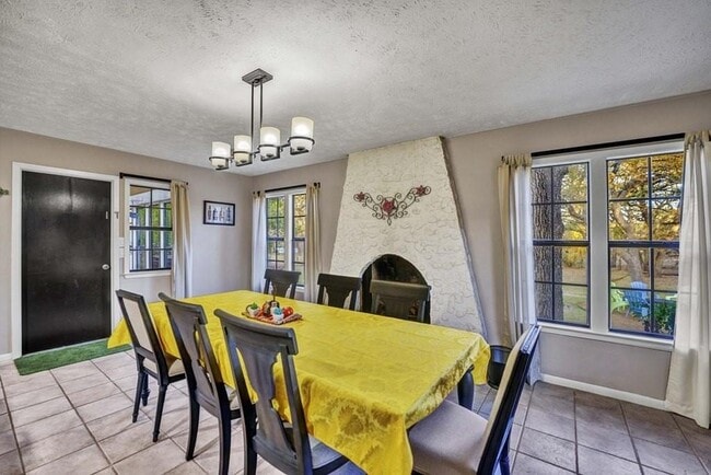 Building Photo - 1208 Crenwelge Dr