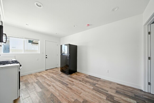 Building Photo - 523 1/2 JADU Studio