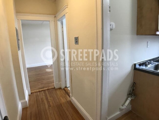 Building Photo - bedroom in Boston MA 02215