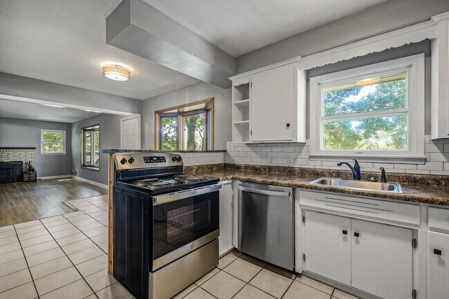 Building Photo - Gorgeous Shoreview House 3BR 1 Bath  Available Early May!