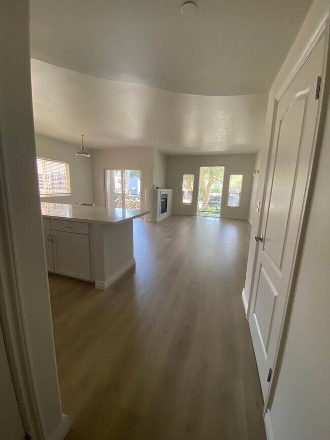 Building Photo - 1544 Granville Ave