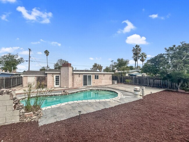 Primary Photo - Beautiful 3B/2BA w/ Updated Kitchen and Pool in Clairemont!
