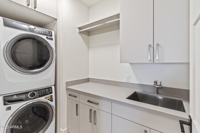 Building Photo - 5000 N Camelback Rdg Dr