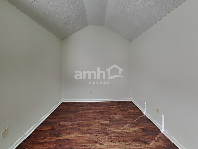 Building Photo - 2521 Fairstone Ave