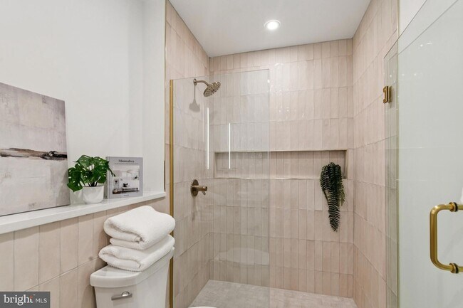 Building Photo - 30 W Allens Ln