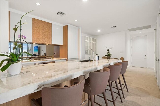Building Photo - 2831 S Bayshore Dr