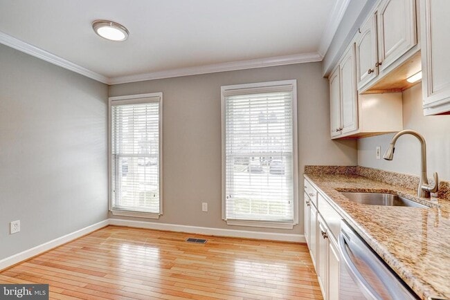 Building Photo - 41 Battersea Bridge Ct