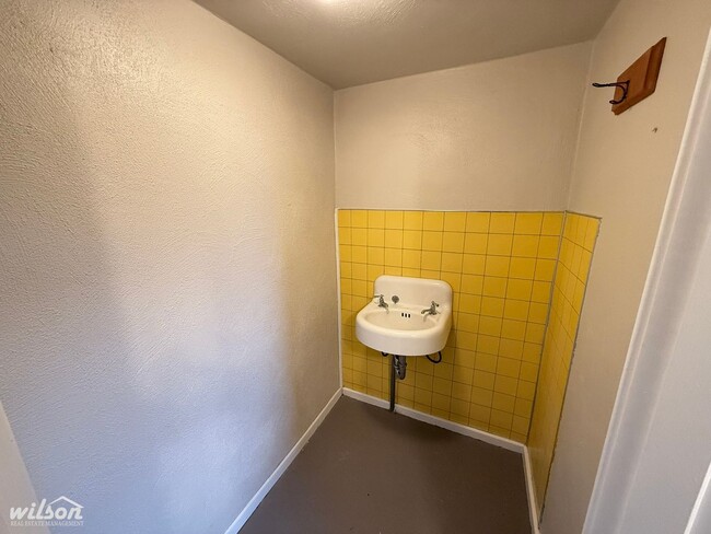 Building Photo - Beautiful 3-Bedroom Stunning Stone Home with Breathtaking Valley Views!