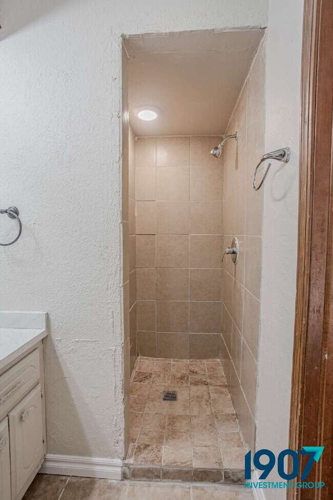 Building Photo - SPECIAL OFFER! Move In Now & Get 50% Off Your First & Second Month's Rent!  Spacious 5-Bedroom Ho...