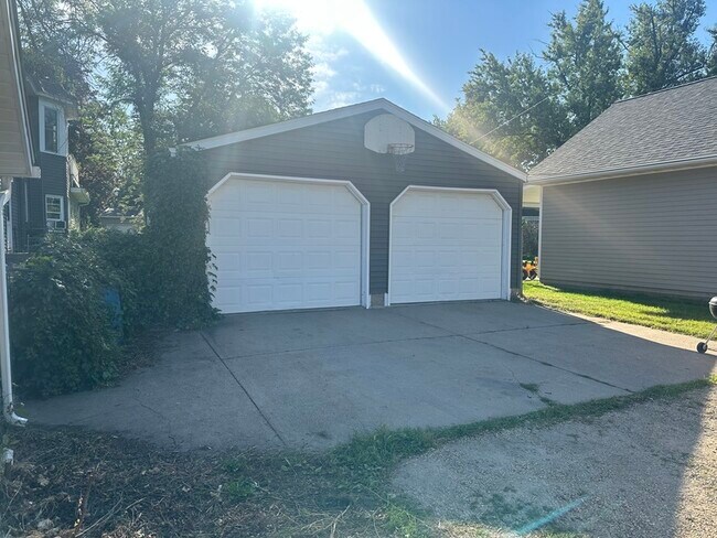 Building Photo - 1233 7th St