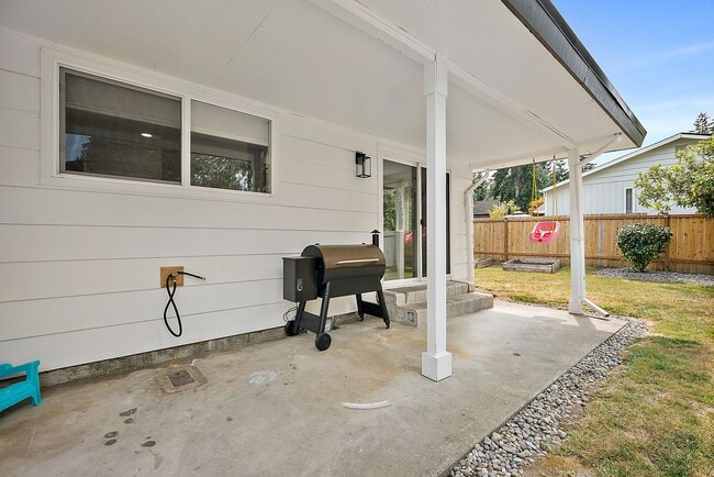 Building Photo - Woodland Creek Rambler on Corner lot with large yard