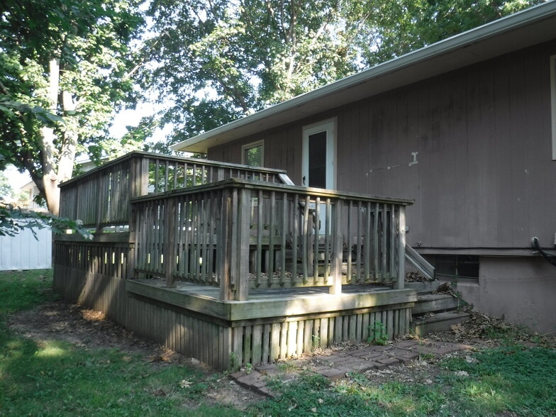 506 E Pawnee Back Deck - 506 E Pawnee St