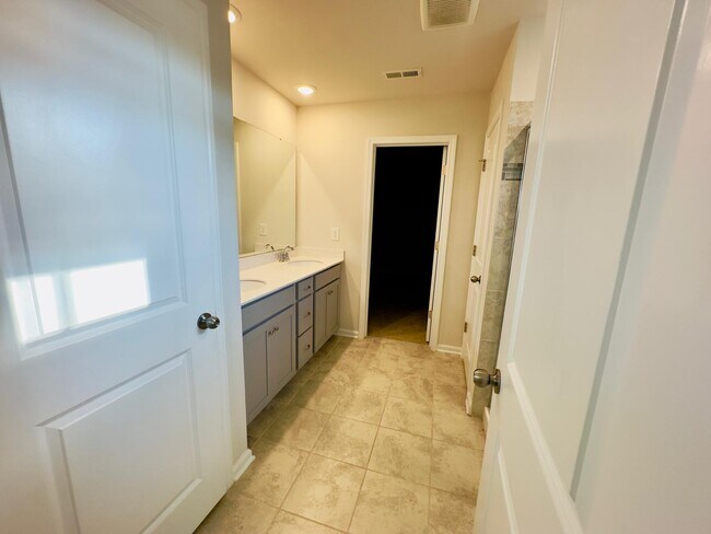 Building Photo - 15115 Moulin Ct Dr