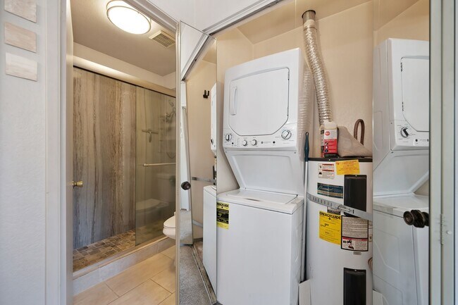 Building Photo - Prime location near downtown, airport, dining 1 bed 1 bath