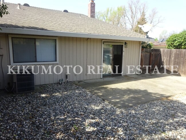 Building Photo - 2 bedroom, 2 bath, 2 car garage Half-plex ...