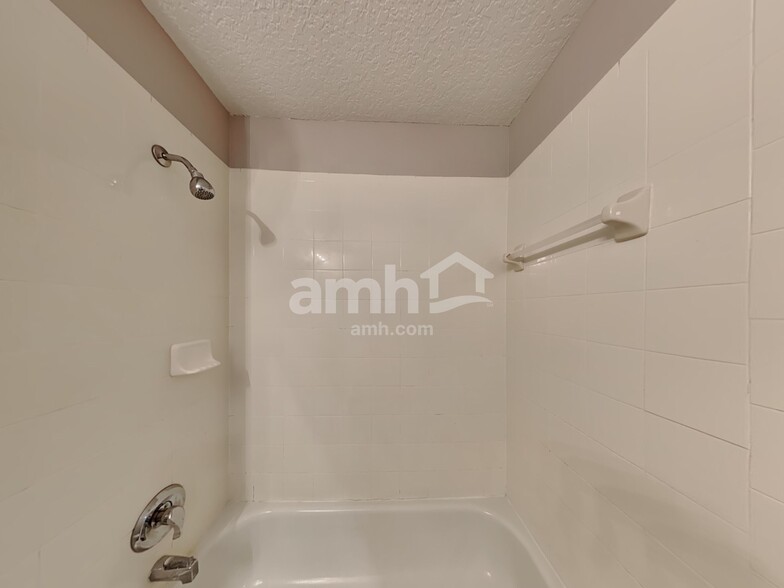 Building Photo - 204 Silver Palms Cir