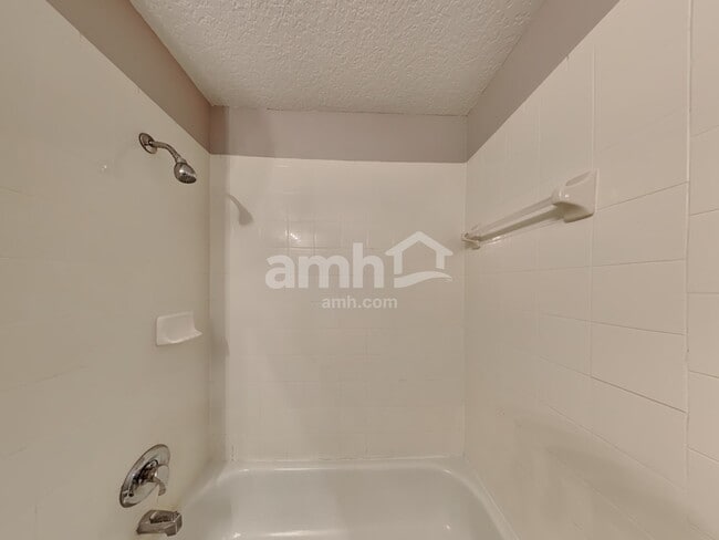 Building Photo - 204 Silver Palms Cir
