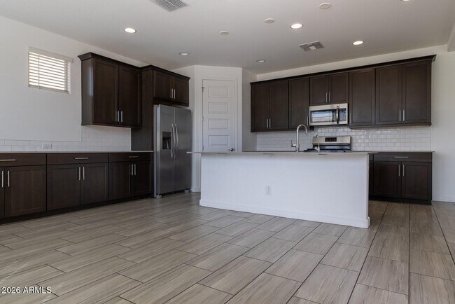 Building Photo - 9115 W Glenrosa Ave