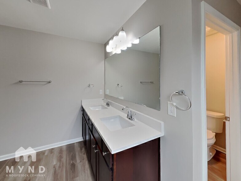 Building Photo - 828 Lake Chase