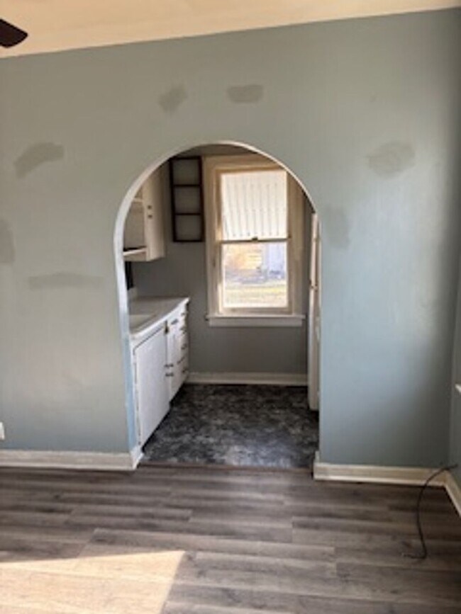 Building Photo - 1021 1/2 W 5th St. - Apt 1