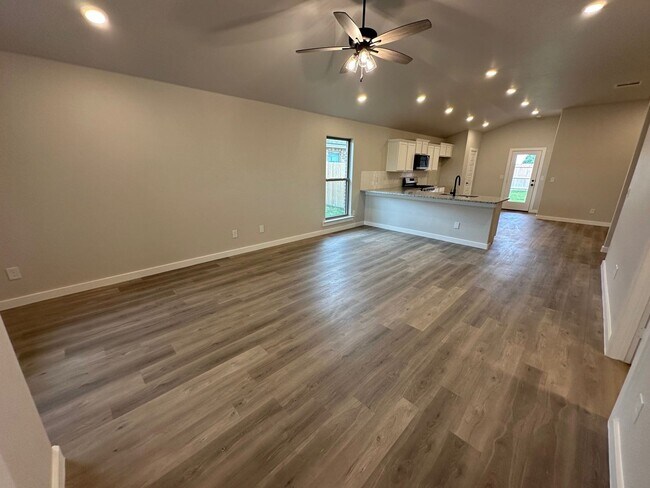 Building Photo - Welcome to Beacon Pointe!