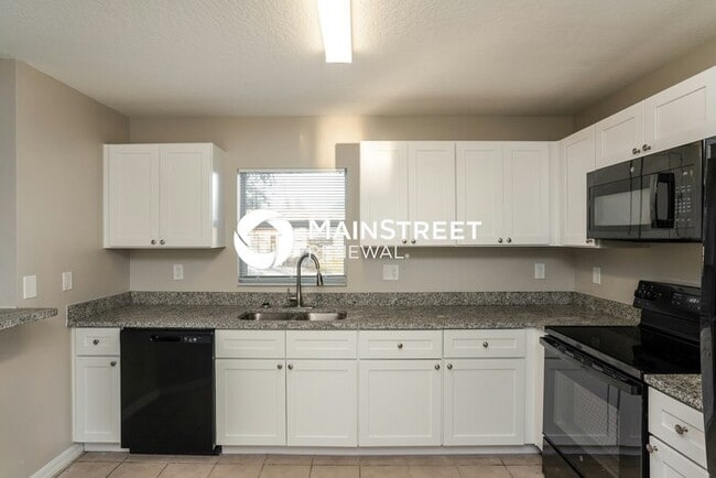 Building Photo - 3 Bedroom Pet-Friendly Home in St Petersbu...