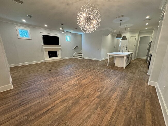 Building Photo - Grand Point East - 4 Bedroom, 3 Bathroom w...