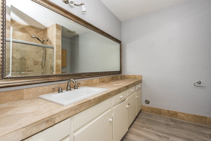 2nd Bath Room - 4710 E Shaw St