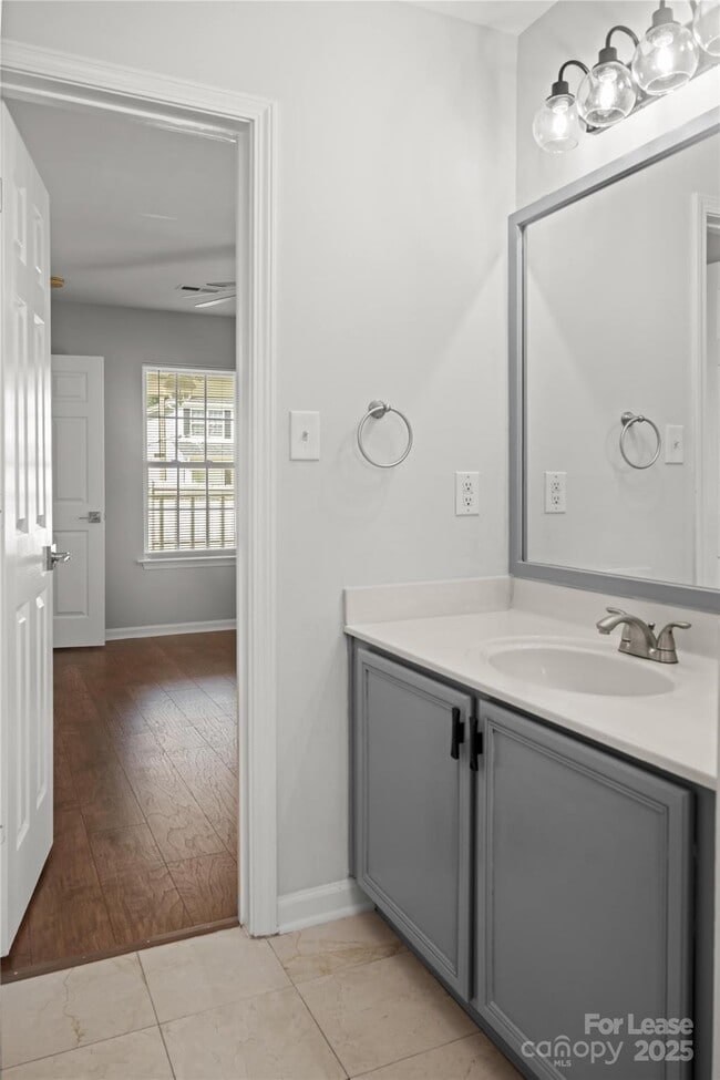 Building Photo - 717 Dawn Cir