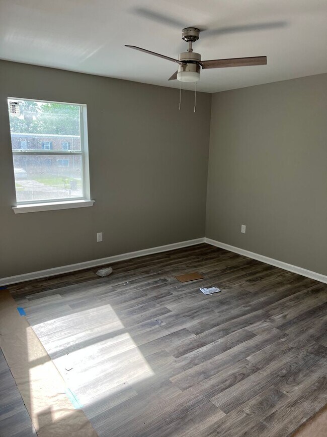 Building Photo - Newly Renovated 3 Bedroom 1.5 Bath