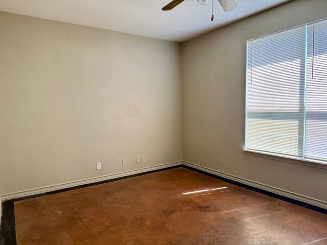 Building Photo - 220 Sandstone Dr
