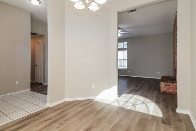 Building Photo - 2310 Summit Dr