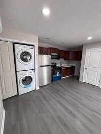 Building Photo - Newly Renovated 2 Bed 1.5 Bath