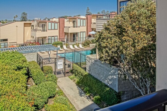 Building Photo - REMODELED, SPACIOUS & BRIGHT OCEAN-FACING CONDO IN BEAUTIFUL COMPLEX PERCHED ABOVE HOLLYWOOD RIVI...