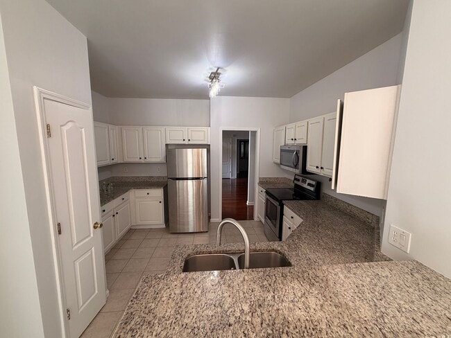 Building Photo - Charming 3-Bedroom Home In City Square!