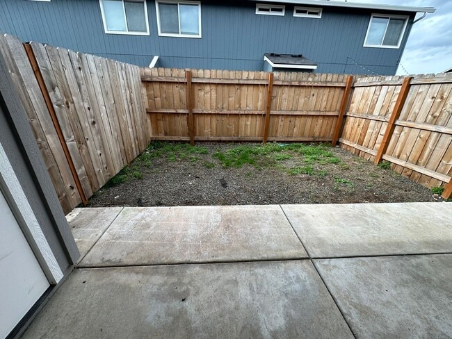 Building Photo - Beautifully Done Townhome in Phoenix Avail...