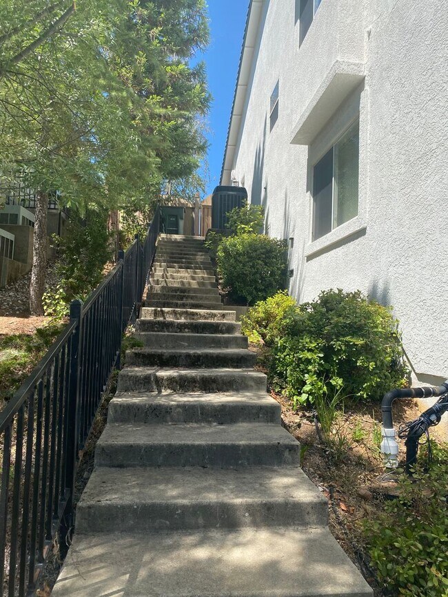 Building Photo - Beautiful Lakefront Home in the Vineyard! 55+ community