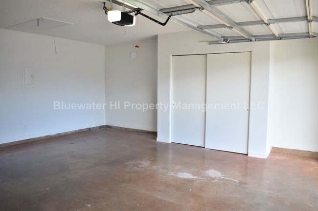 Building Photo - Renovated Single Level 3/2 w/ garage Waipi...
